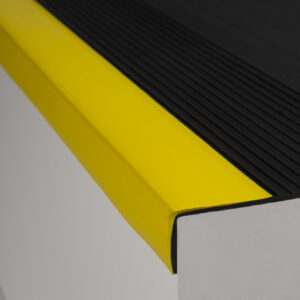 PASO DE ESCALERA PVC NEGRO / AMARILLO CON SEÑALIZACIÓN DE 1.2 ML