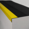 PASO DE ESCALERA PVC NEGRO / AMARILLO CON SEÑALIZACIÓN DE 1.2 ML - Imagen 2