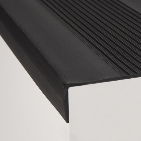 PASO DE ESCALERA PVC NEGRO SOLIDO DE 3 ML - Imagen 2
