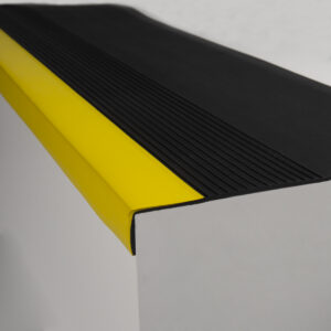 PASO DE ESCALERA PISOPAK PVC NEGRO / AMARILLO CON SEÑALIZACIÓN 30 cm X 3 m X 3.5 mm