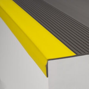 PASO DE ESCALERA PVC GRIS / AMARILLO CON SEÑALIZACIÓN DE 1.2 ML