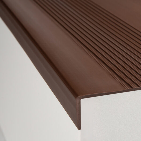 PASO DE ESCALERA PVC MARRON SOLIDO DE 1.2 ML
