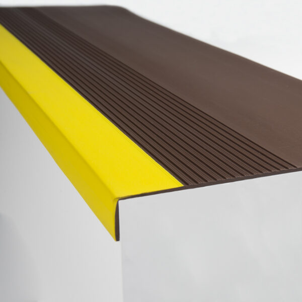 PASO DE ESCALERA PVC MARRON / AMARILLO CON SEÑALIZACIÓN DE 3 ML - Imagen 2