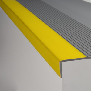 PASO DE ESCALERA PVC GRIS CLARO / AMARILLO CON SEÑALIZACIÓN DE 1.2 ML