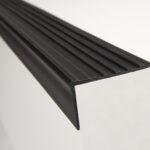 PERFIL DE GRADA PISOPAK PVC NEGRO SOLIDO 6.5 cm X 1.2 m X 3.5 mm