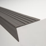 PERFIL DE GRADA PISOPAK PVC GRIS SOLIDO 6.5 cm X 3 m X 3.5 mm